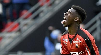 Και η Λέστερ στο... παιχνίδι για Ντεμπελέ