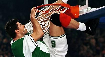 Βουρτζούμης στον ΣΠΟΡ FM: «Όταν το τέρας κάλυψε την μπασκέτα…»