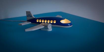 Φωτεινό αεροπλανάκι για ευχάριστη αναμονή όσων ταξιδεύουν