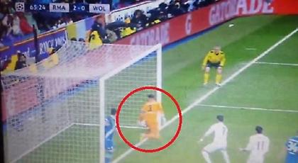 Η κεφαλιά του Ράμος: Πέρασε η μπάλα τη γραμμή ή όχι; (video)