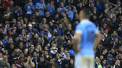 Ήταν στο γήπεδο αλλά είδαν τον αγώνα από το κινητό! (pic)