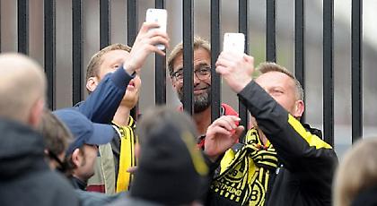 Επικό σκηνικό στο Άνφιλντ: Ο Κλοπ πήγε να χαιρετίσει φίλους της Ντόρτμουντ στα… κάγκελα! (pics)
