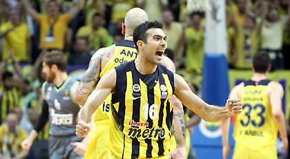 Ελληνική σημαία για τον Σλούκα από οπαδούς της Φενέρ! (pic)