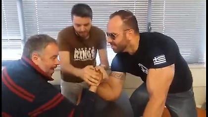 «Οι Καμένοι στο ζέσταμα» διέλυσαν τον πρωταθλητή του μπρα ντε φερ (video)