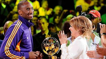 Το απίθανο δώρο της προέδρου των Λέικερς στον Κόμπι (pics)