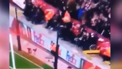 ΘΑΥΜΑ στο Άνφιλντ: Οπαδός σηκώθηκε από το αναπηρικό καροτσάκι στο 4-3! (video)