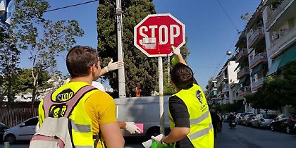 266 «βρώμικες» και επικίνδυνες πινακίδες καθάρισαν εθελοντές στην Καλλιθέα