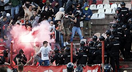 Πολύ σοβαρά επεισόδια στο Ερυθρός Αστέρας-Πάρτιζαν (videos/pics)