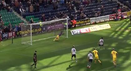 Επιθετικός έβαλε γάντια και απέκρουσε πέναλτι! (video)