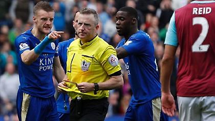 Ο διαιτητής που προκάλεσε αντιδράσεις στην Premier League (σκίτσο)