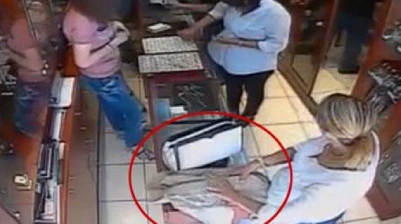 Λάρισα: Δυο γυναίκες έκλεψαν κοσμηματοπώλες μπροστά στα μάτια τους -Καρέ καρέ η δράση τους