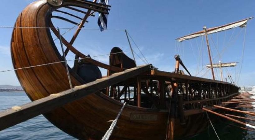 Τι γυρεύει μια ξύλινη τριήρης στο Φλοίσβο; Εντυπωσιακές εικόνες