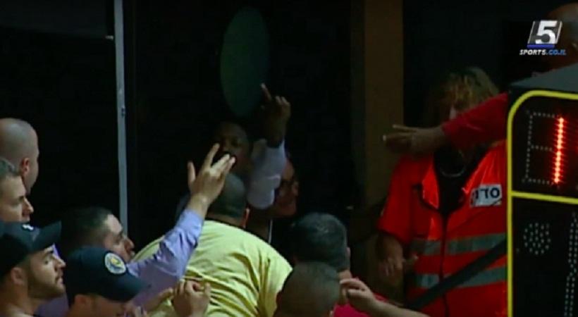 Έδειξε το μεσαίο του δάχτυλο σε οπαδούς ο Νέιτ Ρόμπινσον (video)