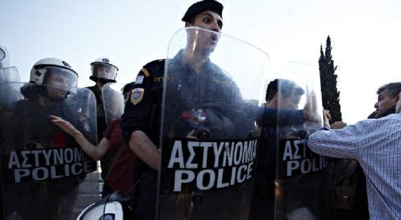 Ενταση μεταξύ αστυνομικών και εκπαιδευτικών έξω από την Βουλή (pics)
