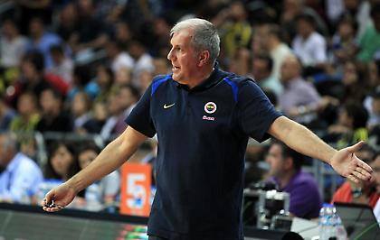 Ο Ζοτς έδιωξε δημοσιογράφο και αγκάλιασε τους παίκτες του (video)