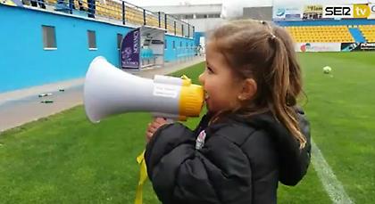 ΑΠΙΣΤΕΥΤΟ: Μία 4χρονη αρχηγός κερκίδας ξεσηκώνει φανατικούς και παίκτες!