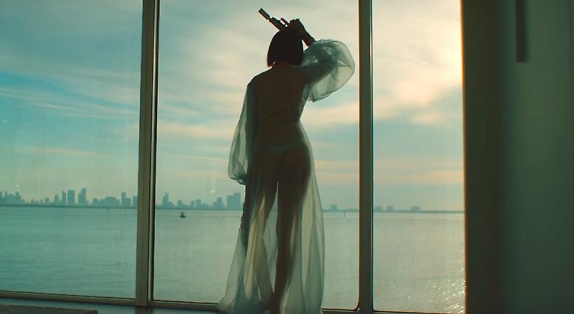 Ακόμη πιο γυμνή η Rihanna στο νέο της βίντεο κλιπ (video/pics)