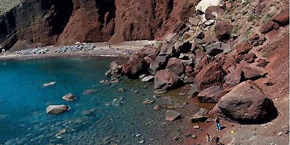 Στις 10 καλύτερες, πολύχρωμες παραλίες του κόσμου, η κόκκινη της Σαντορίνης