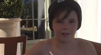 Ταλέντο ο μικρός γιος του Μπέκαμ: τραγουδά και παίζει μουσική με ένα ποτήρι