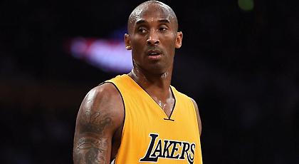 Έκλαψε με μαύρο δάκρυ για τον Κόμπι (video)