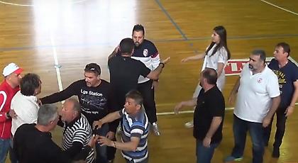 Παραλίγο ξύλο γονέων σε αγώνα Νεανίδων (video)