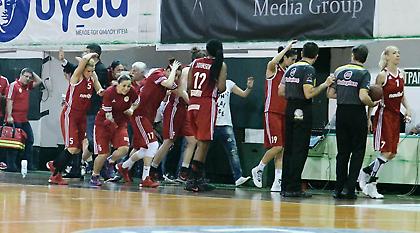 Διακόπηκε και συνεχίστηκε σε άδειο γήπεδο το ντέρμπι! (video)