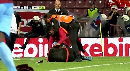 Οπαδός της Τραμπζονσπόρ δέρνει τον διαιτητή! (videos)