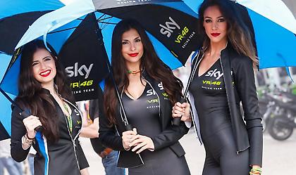Τα paddock girls έκαναν θραύση ΚΑΙ στη Χερέθ (pics/video)