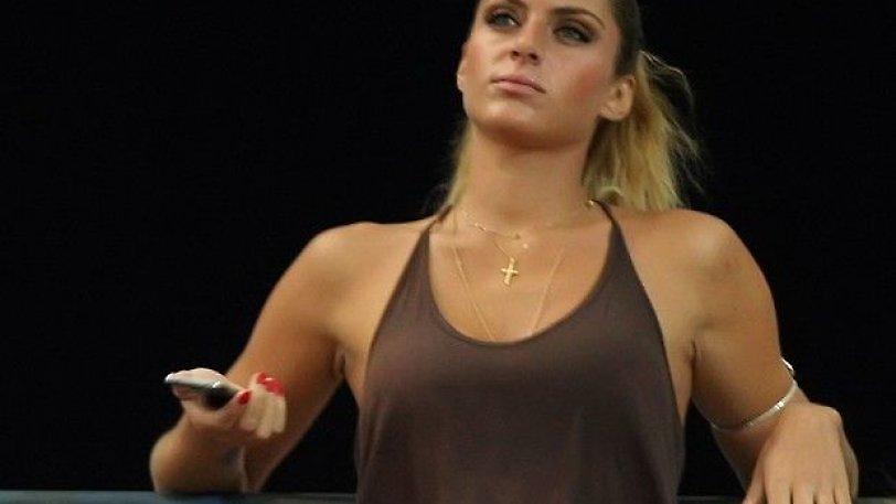 Με κοντινό στο πλούσιο μπούστο της μας λέει ότι έχει γενέθλια η Μάρτα!