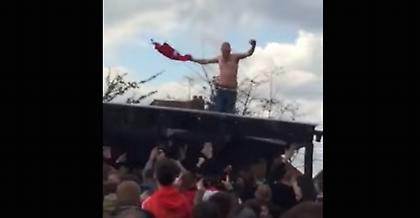 Οπαδός της Γιουνάιτεντ έπεσε από την οροφή παμπ την ώρα που πανηγύριζε (vid)