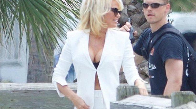 Pamela Anderson: Με «καυτό» ντεκολτέ στα γυρίσματα του Baywatch