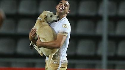 Ο καλύτερος εισβολέας σε γήπεδο... ever (video)