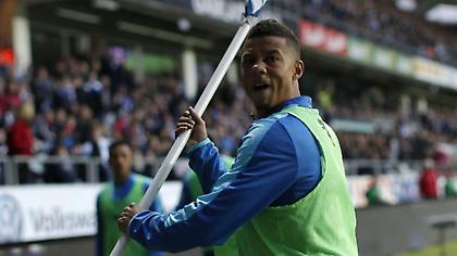 Απίστευτο: Έκανε το σημαιάκι ακόντιο και το πέταξε στην αντίπαλη κερκίδα (video)