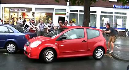 Πανηγύρισαν σαν… γκολ το παρκάρισμα μίας γυναίκας! (video)