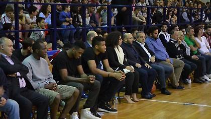 Τίμησαν τη μνήμη αδικοχαμένων τους συμπαικτών οι Αντετοκούνμπο (pics)