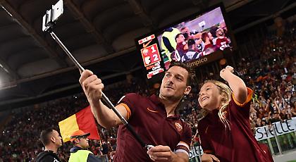 Τα… έπαιξε ο Τότι με οπαδό που τον έκανε τατουάζ (pic/video)