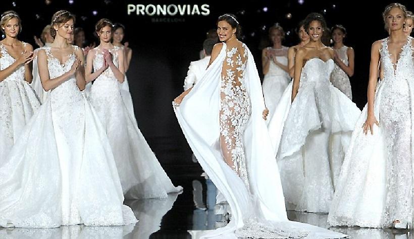 Πρόβα νυφικού για την εντυπωσιακή Ιρίνα Σάικ στη Βαρκελώνη (pics)