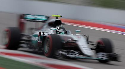 Καταστροφή για Χάμιλτον, pole για Ρόσμπεργκ