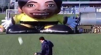 Ο Μέσι νίκησε KAI το γιγαντιαίο ρομπότ (video)