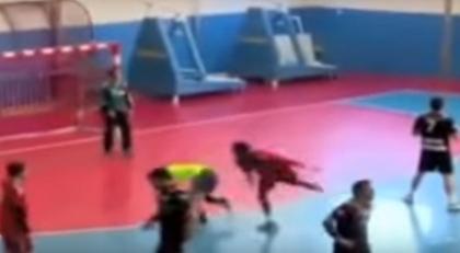Απίστευτη επίθεση παίκτη σε διαιτητή χάντμπολ (video)