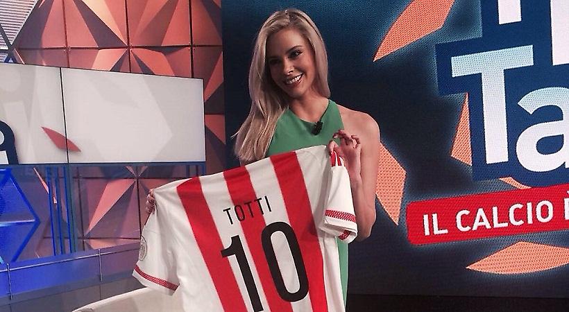 Φανέλα του Ολυμπιακού με το όνομα του Τότι κράτησε η Ρία Αντωνίου!