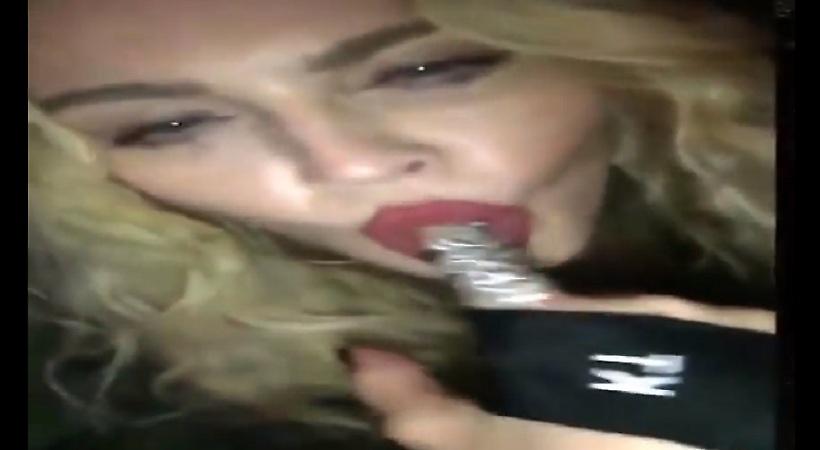Δείτε την Madonna να κάνει στοματικό σεξ με το δάχτυλό της!