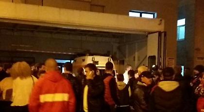 Ξύλο έξω από το νοσοκομείο που μεταφέρθηκε ο παίκτης που κατέρρευσε!