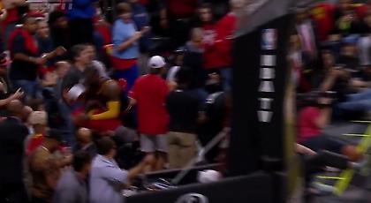 «Κατεδάφισε» θεατή μετά από σκληρό φάουλ ο Λεμπρόν (video)