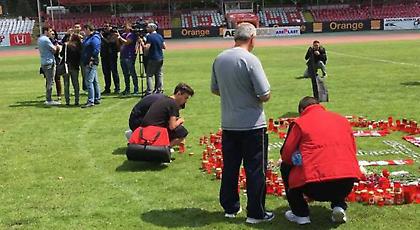 Παίκτες της Στεάουα αφήνουν λουλούδια στο γήπεδο της Ντιναμό Βουκουρεστίου!