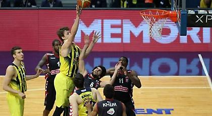 Σούπερ Φενέρ πριν το Final Four, με Βέσελι και Σλούκα