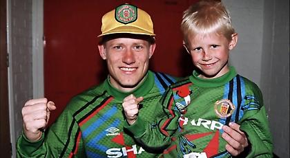 Ο μπαμπάς Σμάιχελ φωτογραφίζει τον υιό με το μετάλλιο του πρωταθλητή! (pic)