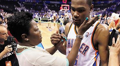 «Χόρευε» ο Ντουράντ, χόρευε και η μαμά του (video)