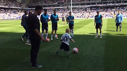 Έπαιξε μπάλα με παιδί με προσθετικά μέλη ο Ντεμπελέ (video)
