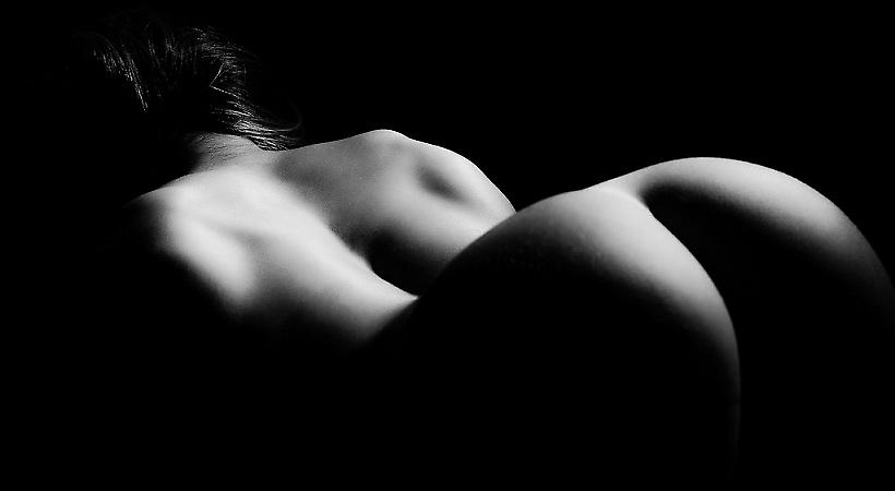 Διάσημα μοντέλα και celebrities γδύνονται για την τέχνη